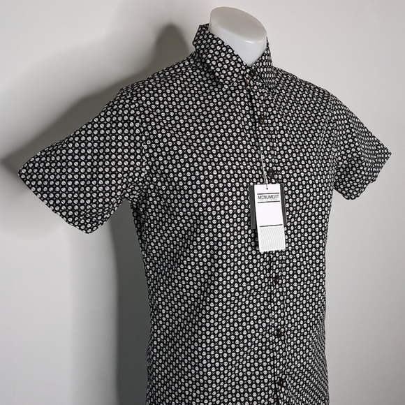 ✨3/$15 NWT Monument black white Halloween skull short sleeve button up S - Picture 2 of 8